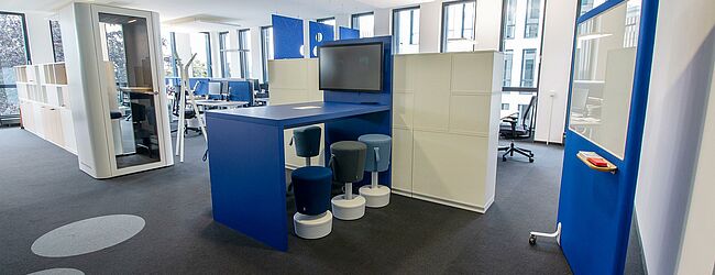 Ein modernes Gemeinschaftsbüro mit einem Bereich für die Zusammenarbeit.