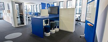 Ein modernes Gemeinschaftsbüro mit einem Bereich für die Zusammenarbeit.