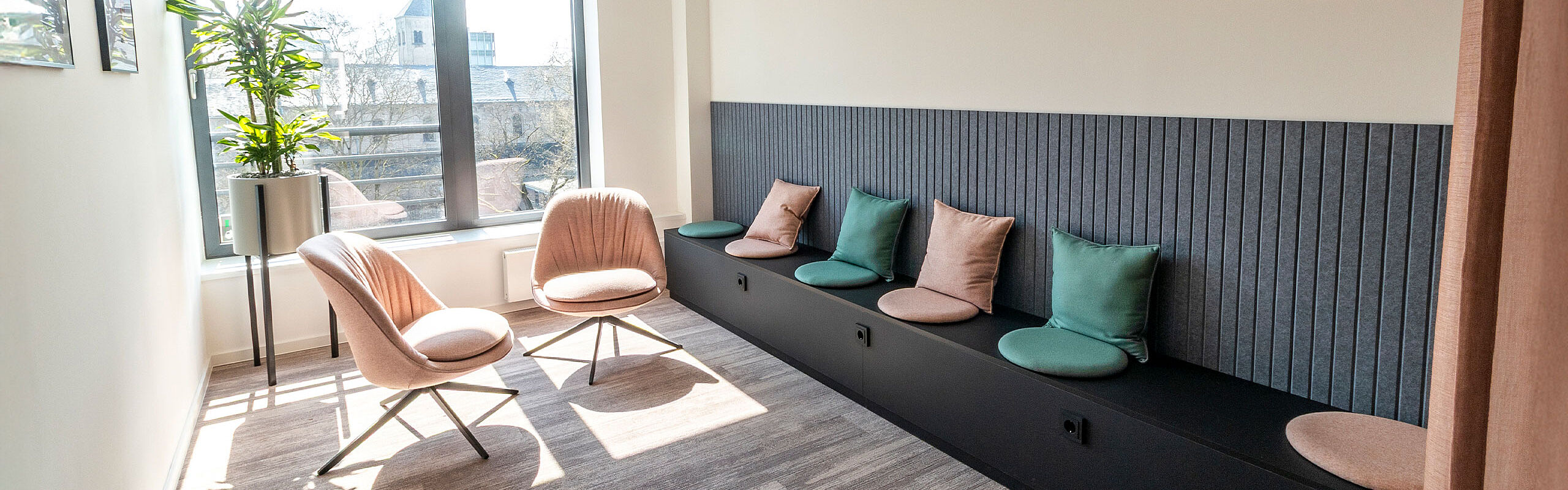 Heller Entspannungsraum mit Sofa und Sesseln