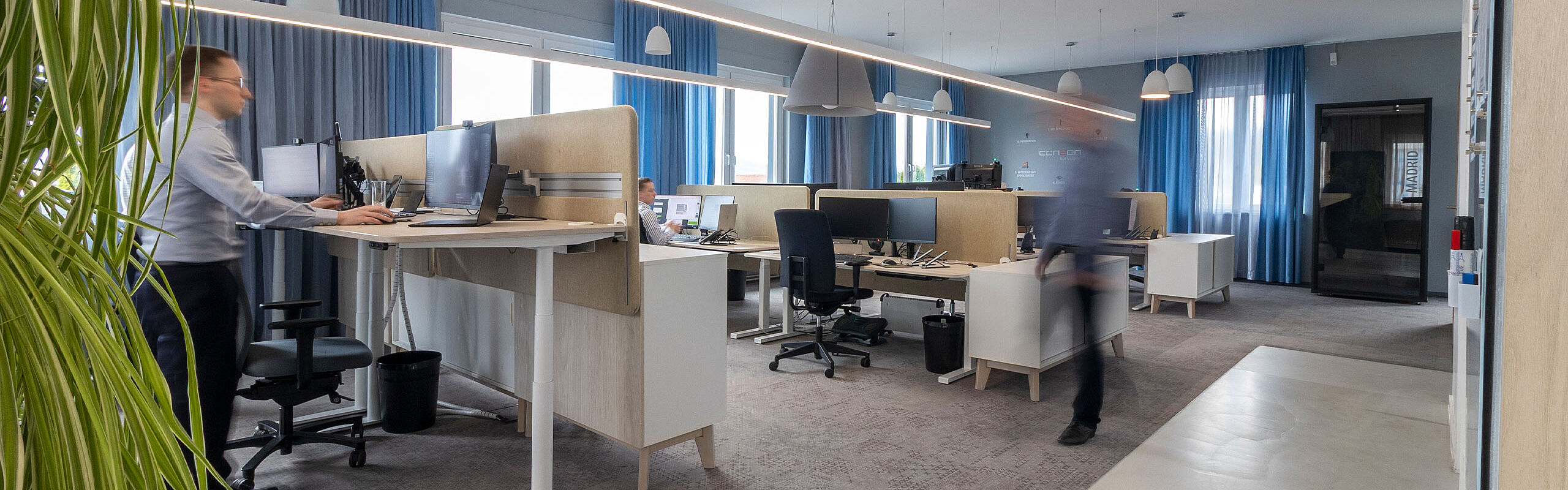Große, offene Arbeitsflächen mit vielen Fenstern