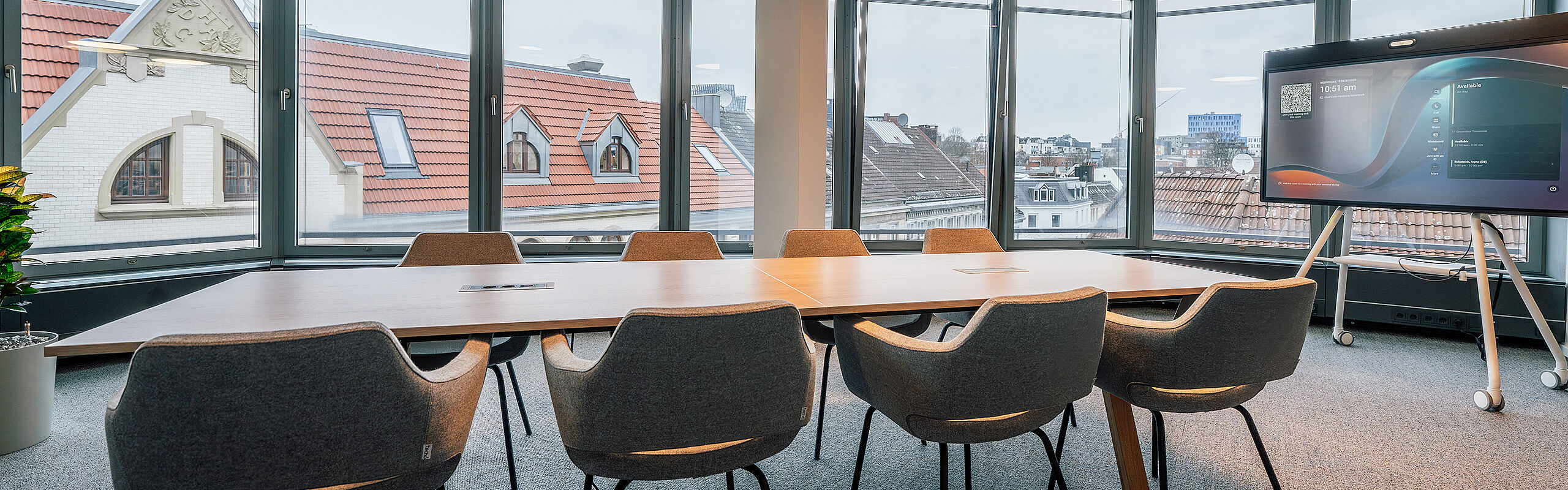 Moderner Besprechungsraum mit klarer Raumstruktur und funktionaler Bürogestaltung