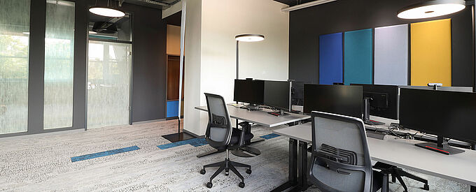 Referenzprojekt Bürodesign - Viererbüro mit bunten Akustikpanelen