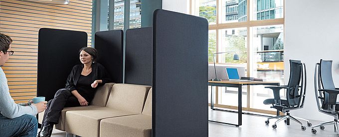 Moderne Bürolandschaft mit Loungebereich