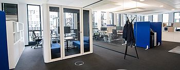 Ein moderner hybrider Büroraum.