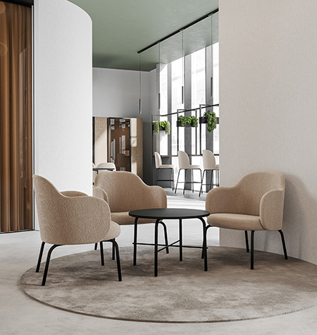 Informal meeting area in a modern workplace with a welcoming design, natural daylight and flexible seating options. The environment supports exchange, collaboration and different forms of communication throughout the working day.