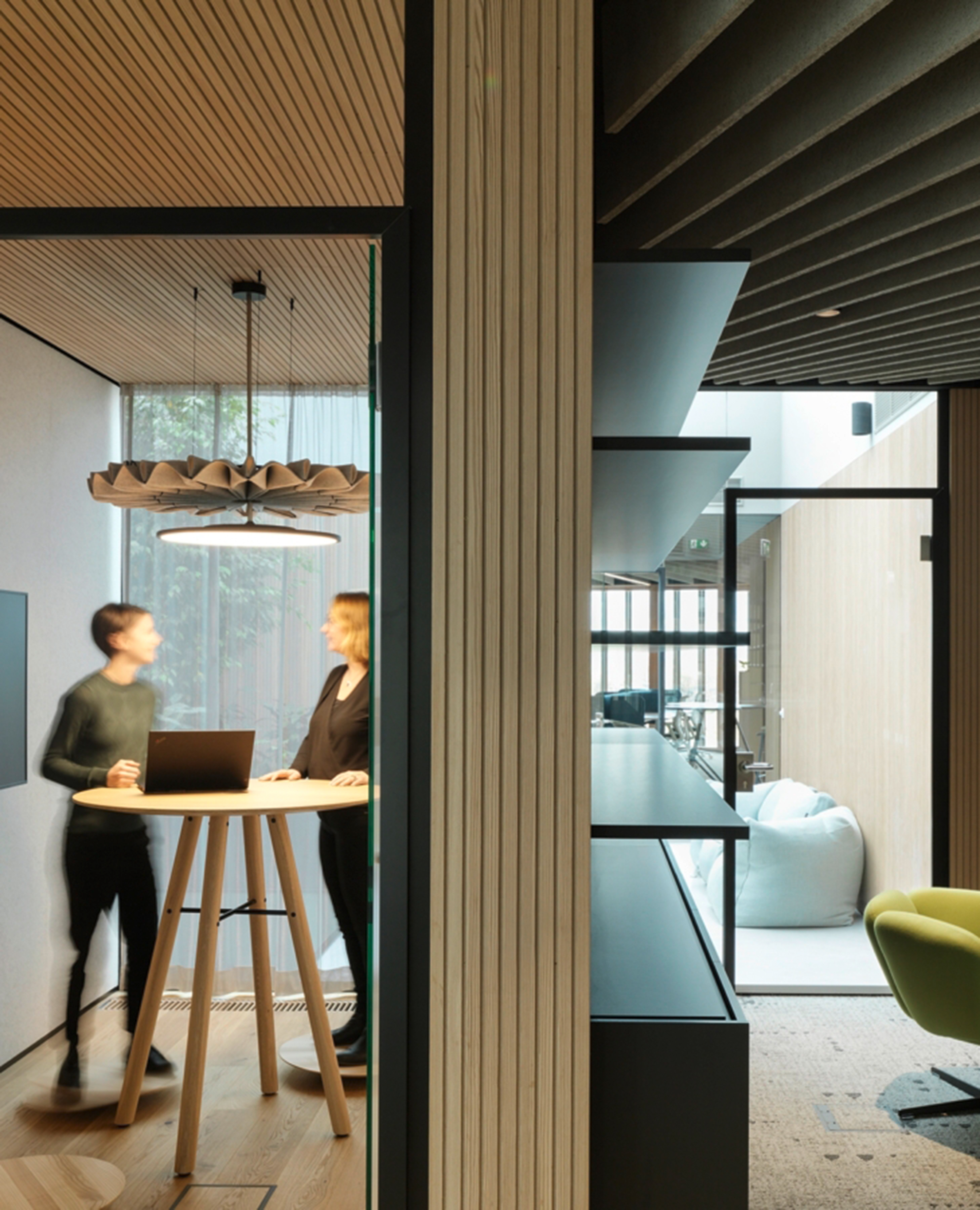 Moderne Arbeitsumgebung mit offener Begegnungszone und hochwertiger Innenarchitektur