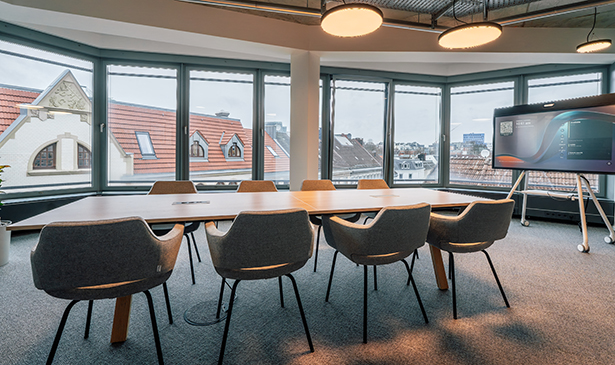 Moderner Besprechungsraum mit Konferenztisch und Stühlen als Beispiel für Büro-Innenarchitektur in Düsseldorf