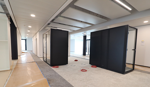 Bauabnahme einer neuen Bürofläche mit zwei Akustikboxen