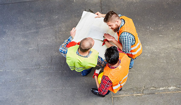 Büroausbau: Bauabnahme Bauarbeiter mit Bauplan