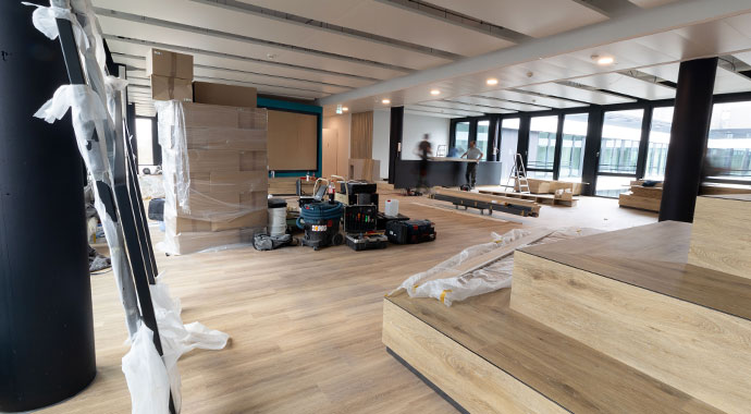 Büroausbau: Lieferung & Montage Büroraum mit Holztribüne, Werkzeug und Kartons