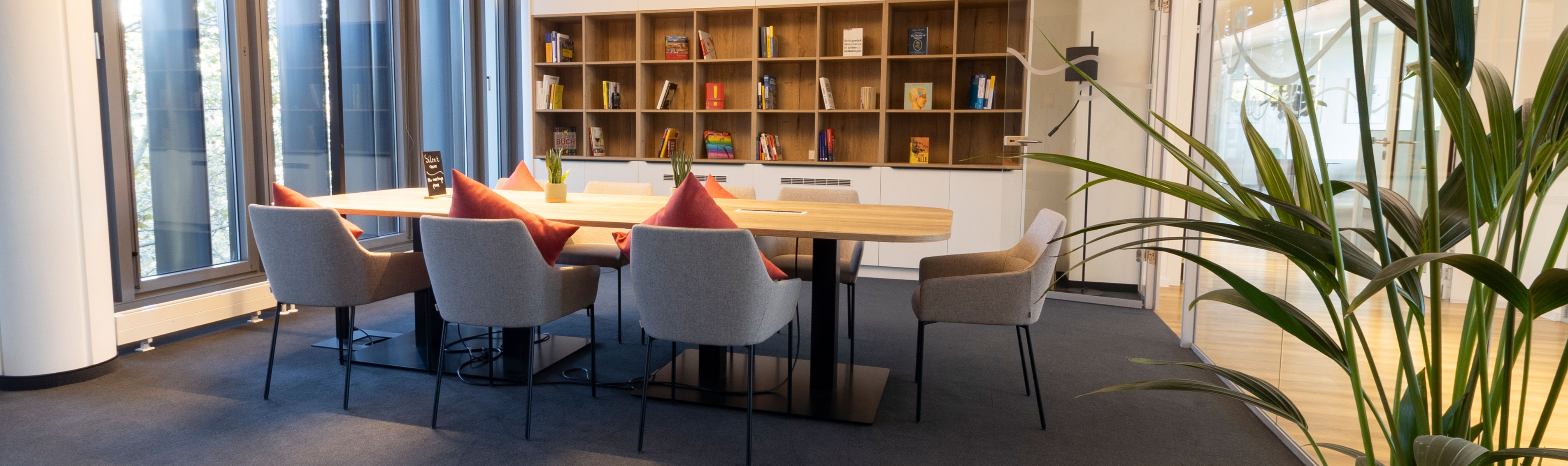 Meetingraum mit gemütlichen Stühlen und Fototapete