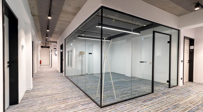 Bau eines Meetingraums mit Glaswänden