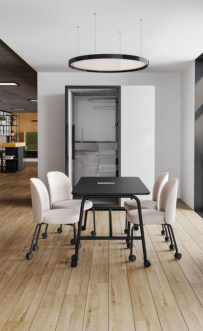 Büroplanung mit coneon - Jetzt anfragen! Mpdernes Büro mit Tisch und vier weißen Stühlen Akustikbox im Hintergrund