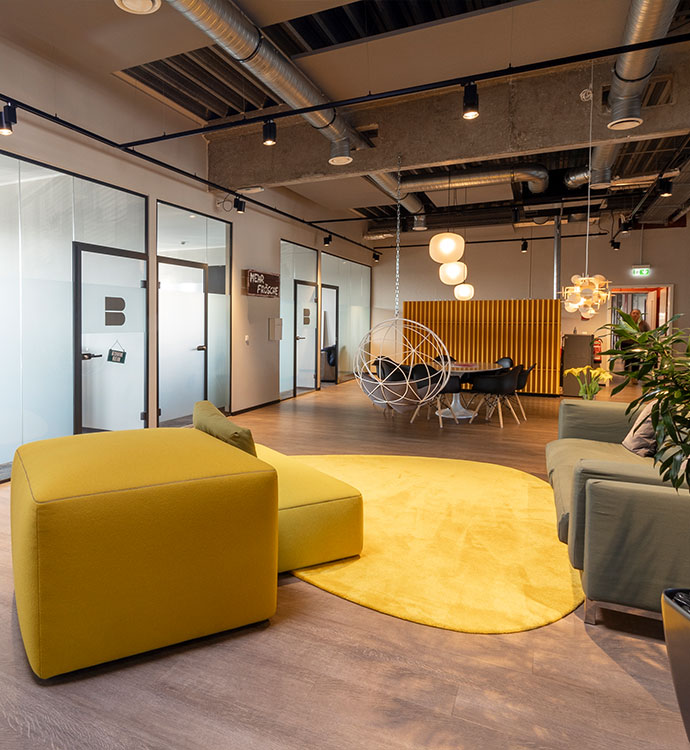 Kollaborationsfläche im Büro mit Loungemöbeln und Teppich