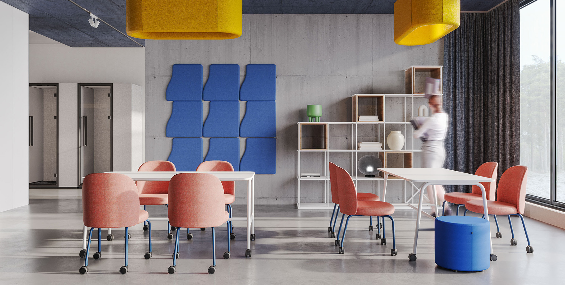 Farbenfrohes Mobiliar Stühle und Tische mit Rollen modulares Regal und Akustikelemente