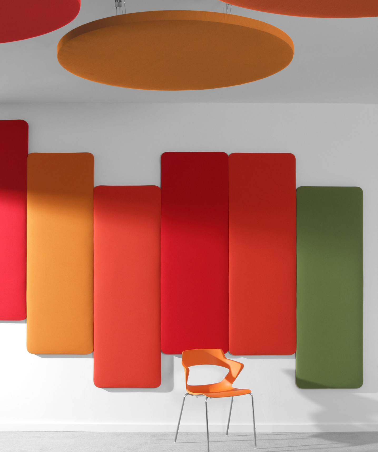 Akustikwände im Büro Rote Akustikwände