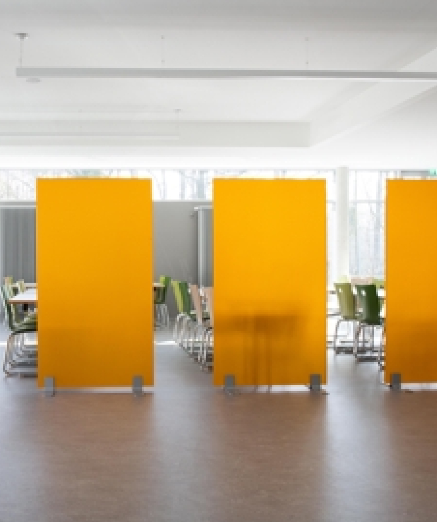 Schallabsorbierende Raumtrenner Akustikwände im Büro