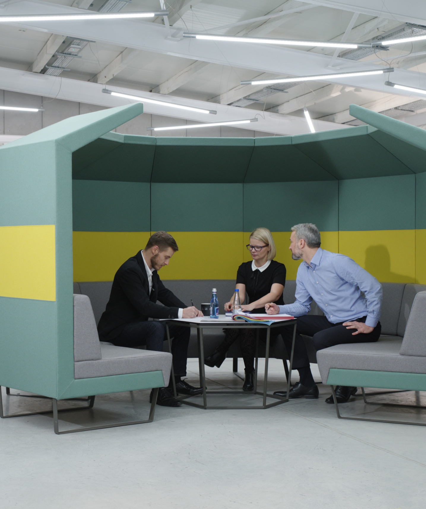 Akustische Mittelzone für Meetings Mittelzone im Büro