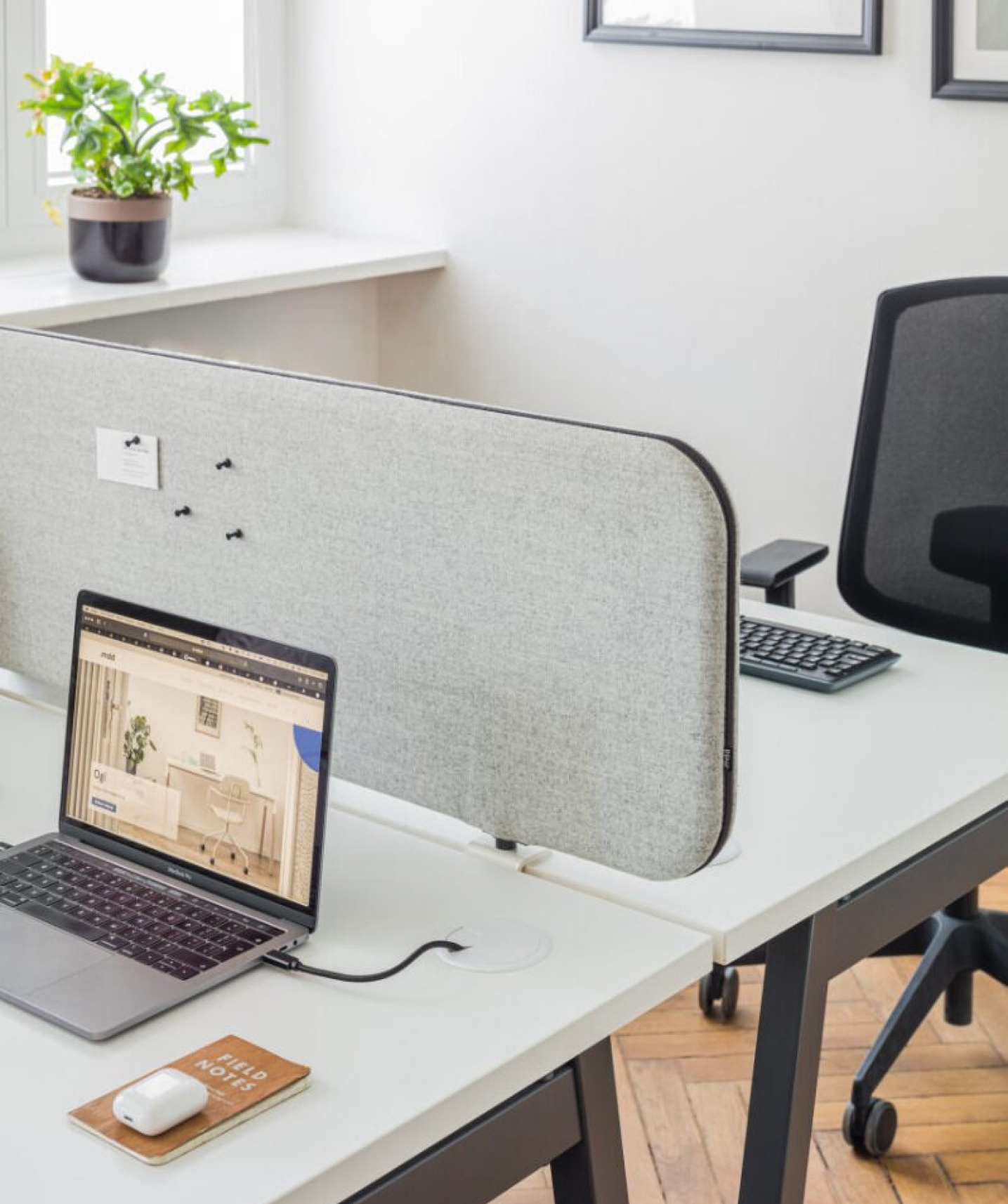 Arbeitsplatz mit Tischtrennwand Trennwand auf dem Schreibtisch