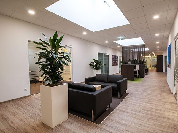 Loungebereich mit Oberlichtern Büroflurbeleuchtung