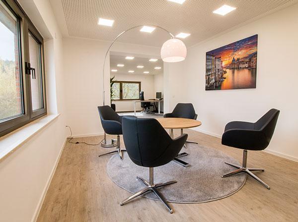 Loungebereich mit Beleuchtung Besprechungsbereich im Büro