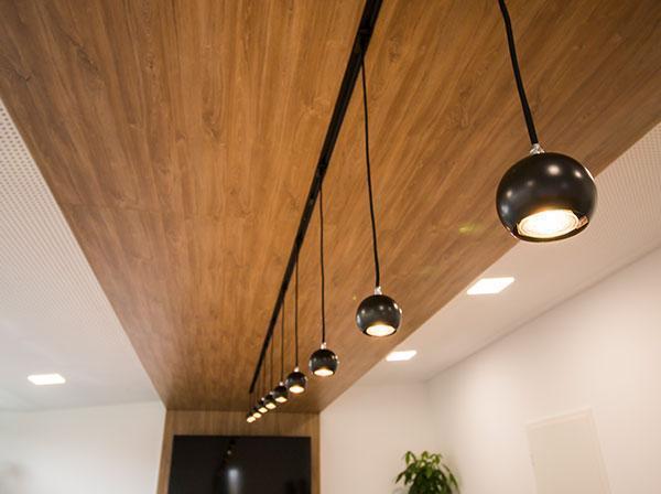 Pendelleuchte im Konferenzraum Beleuchtung im Büro