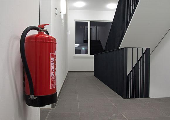 Fluchtweg im Treppenhaus mit Feuerlöscher Fluchtweg im Treppenhaus mit Feuerlöscher