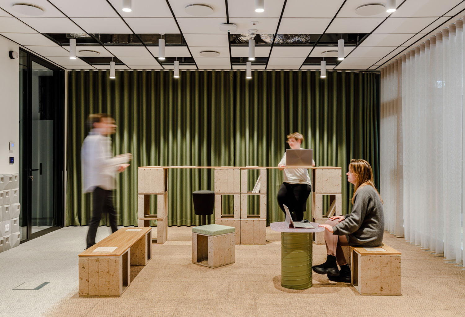 Mitarbeiter brainstormen in modernem Kreativraum