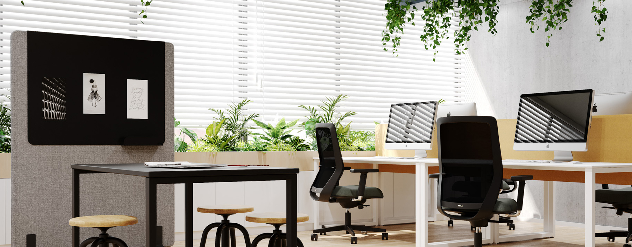 Offene Büroräume zeigen zwei Arbeitsplätze und Stelltrennwand