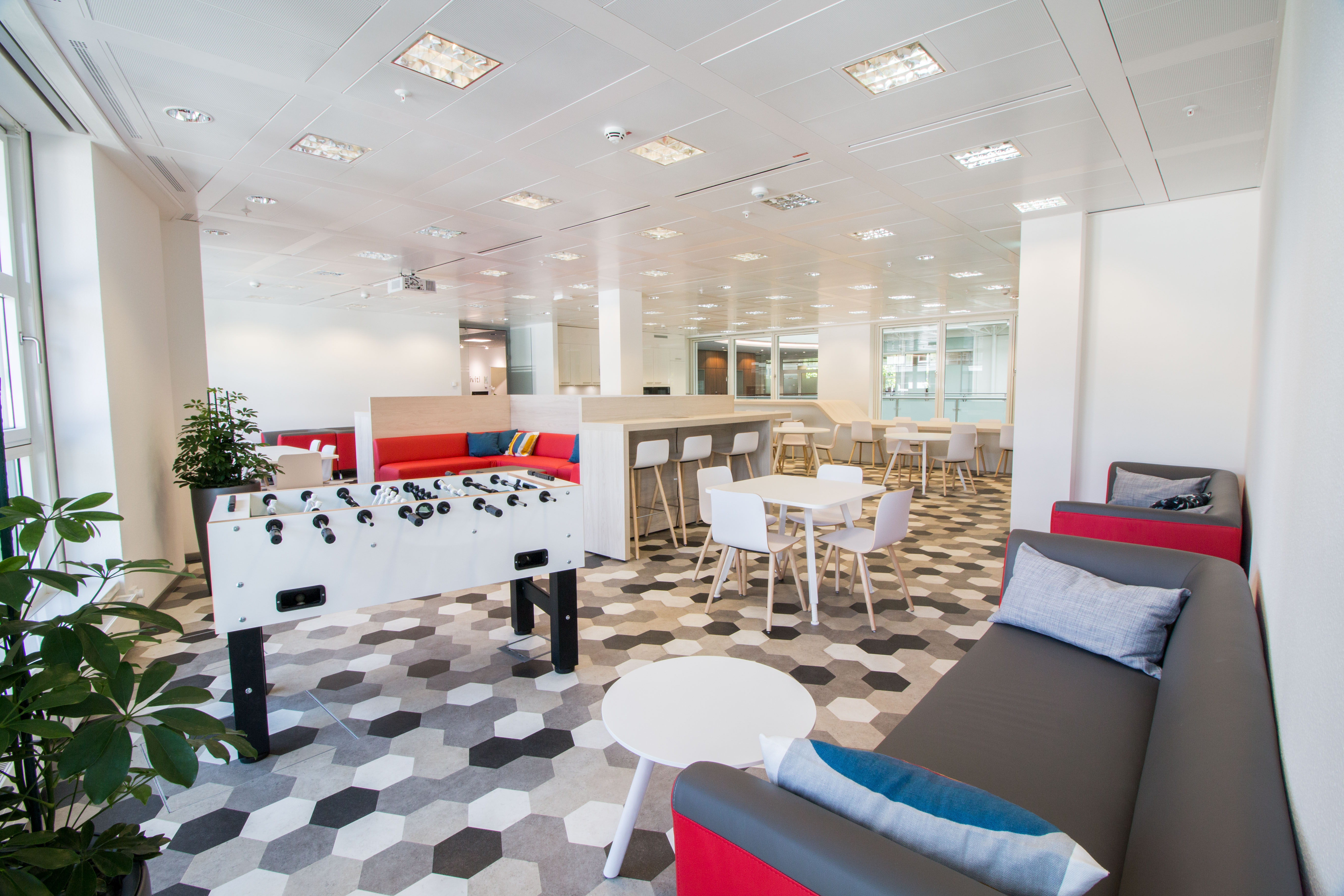 Coworking Space mit Schreibtischen, Sofas und Tischfußball. 