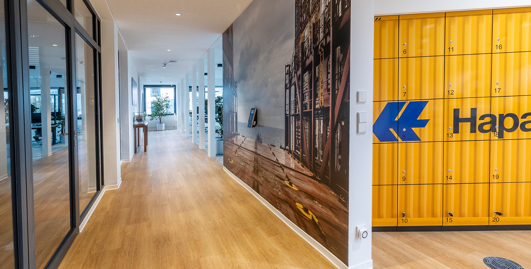 Flur mit Holzboden und Fototapete Locker im Containerstil mit Hapag Lloyd Logo