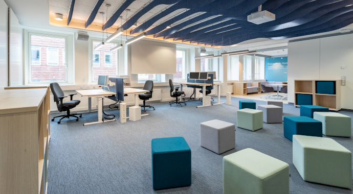 Bürokonzepte von coneon: flexible Raumgestaltung Offener Arbeitsbereich mit flexiblen Sitzelementen