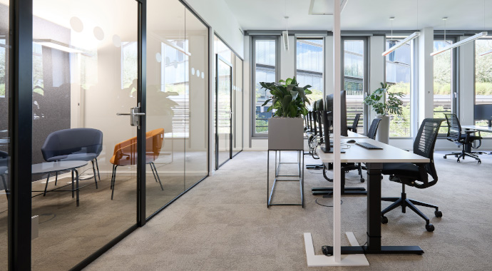 New Work Bürokonzepte: Das Büro der Zukunft gestalten Großes helles Büro mit Glaswänden