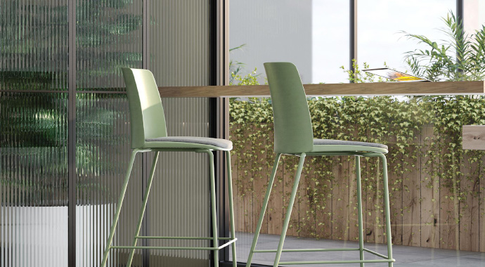 Bürokonzepte von coneon: Nachhaltigkeit & Effizienz Nachhaltige Barhocker an einem hohen Tisch