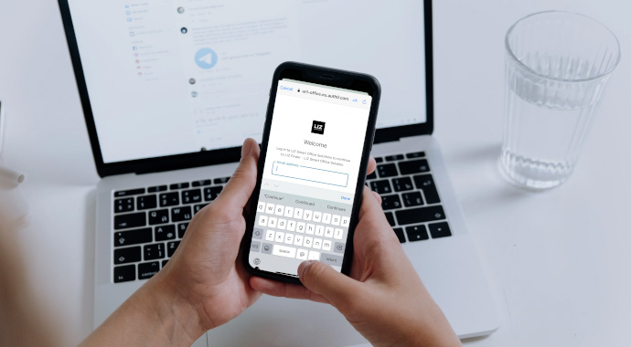 Bürokonzepte von coneon: Buchungssoftware Handybildschirm mit Anmeldeformular zur Buchungssoftware