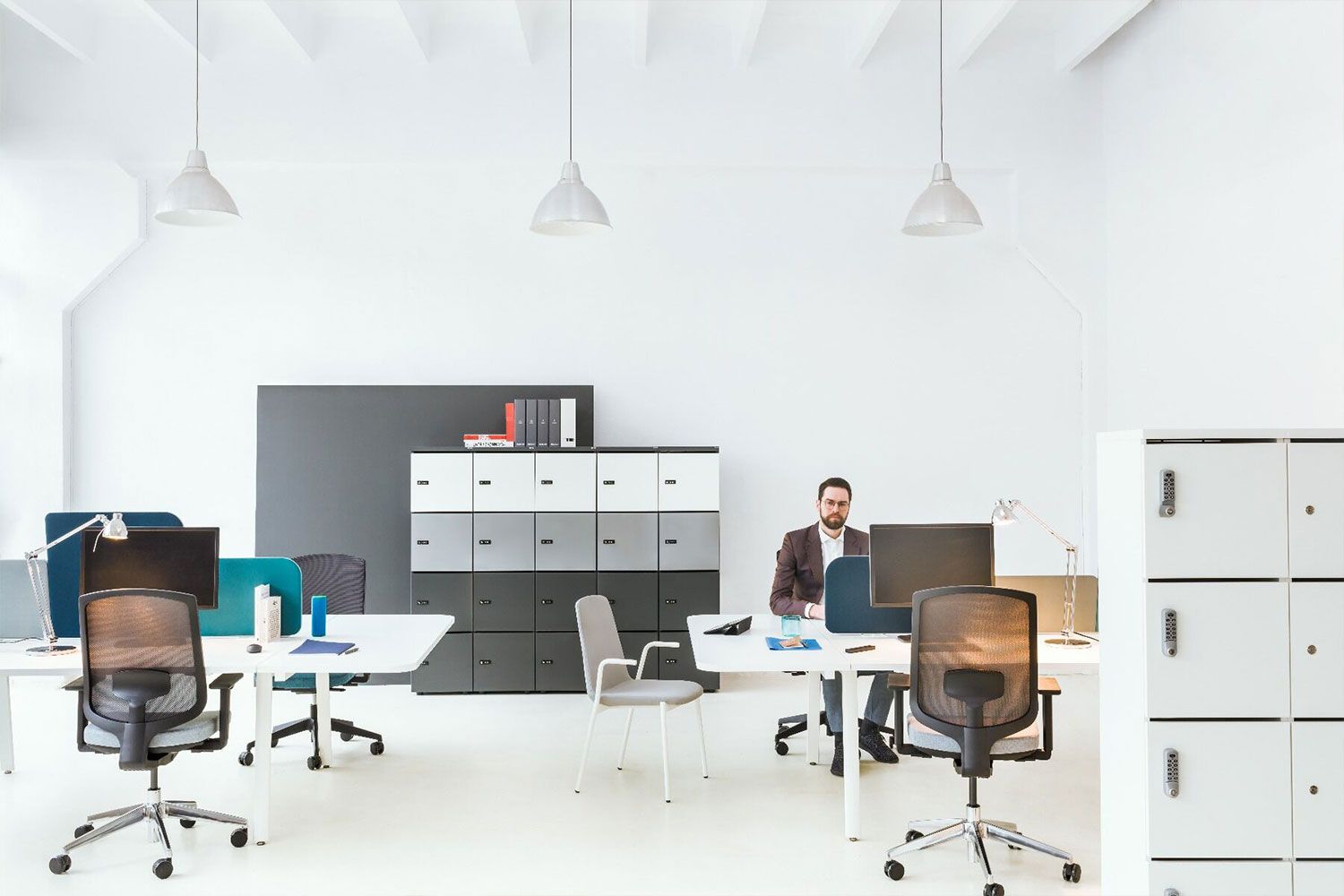 Großes Büro mit Stauraum