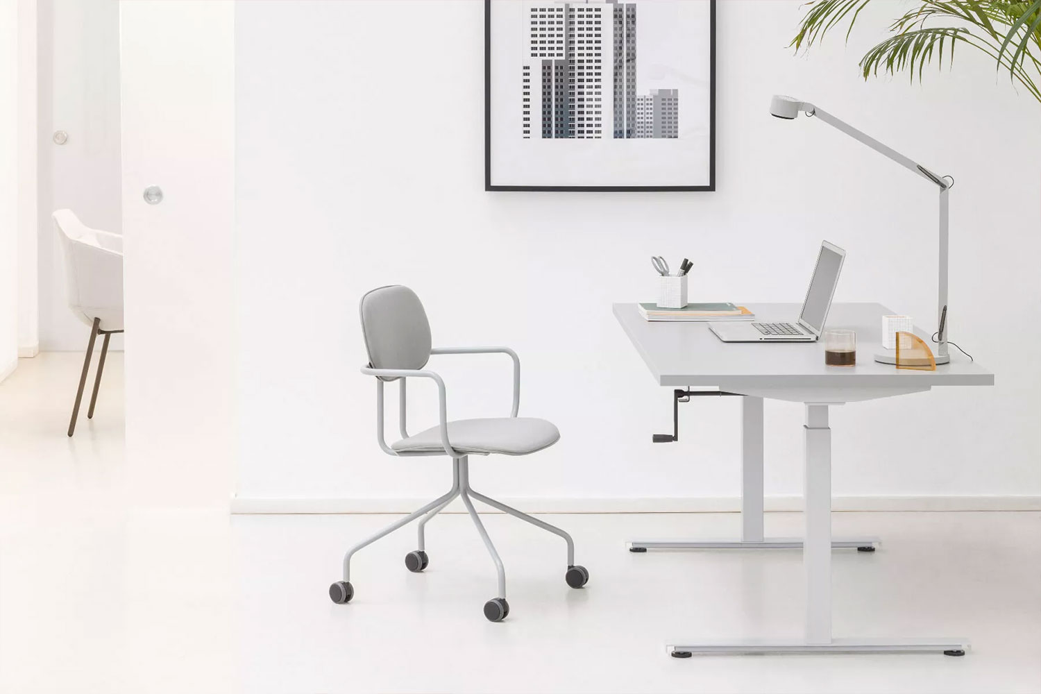 Schreibtisch und Schreibtischstuhl in heller Umgebung