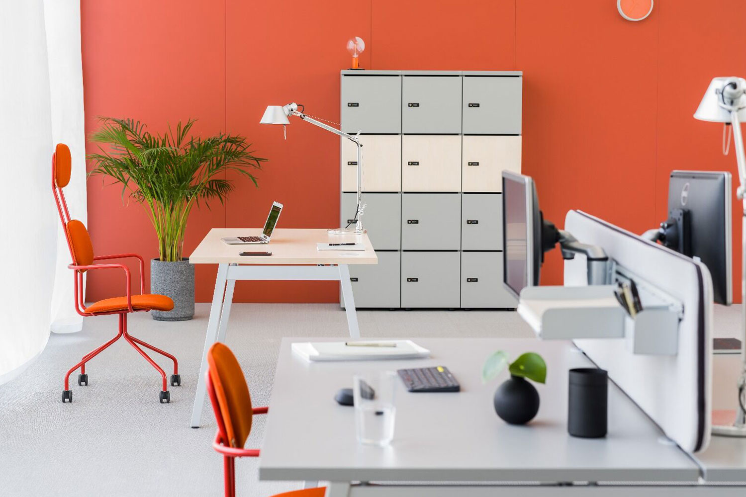 Buntes Büro mit zwei Arbeitsplätzen