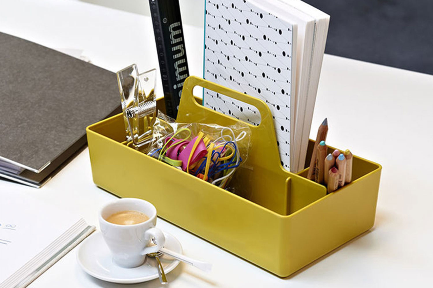 Gelber Schreibtischorganizer auf Schreibtisch