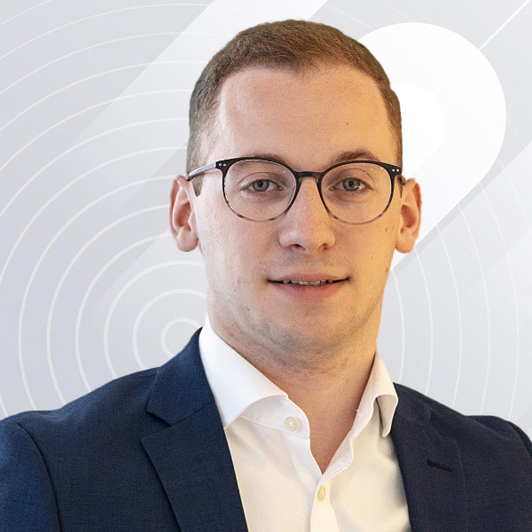 coneon talks: Webinar mit Kelvin Burk Junger Mann im Anzug mit Brille