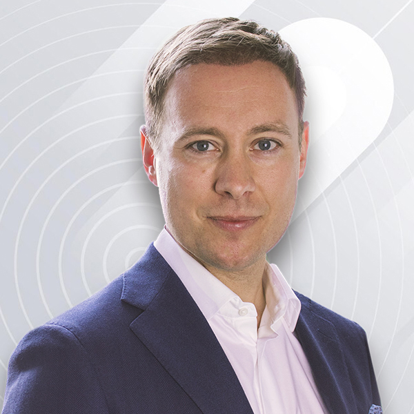 coneon talks: Webinar mit Tobias Enders Junger Mann mit hellen Haaren im Anzug
