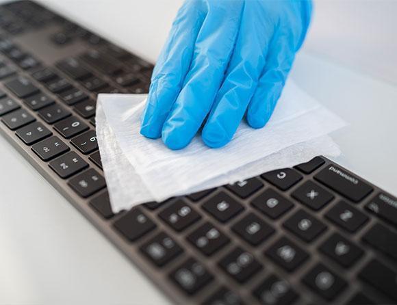 Tastatur wird gereinigt Hygiene am Arbeitsplatz