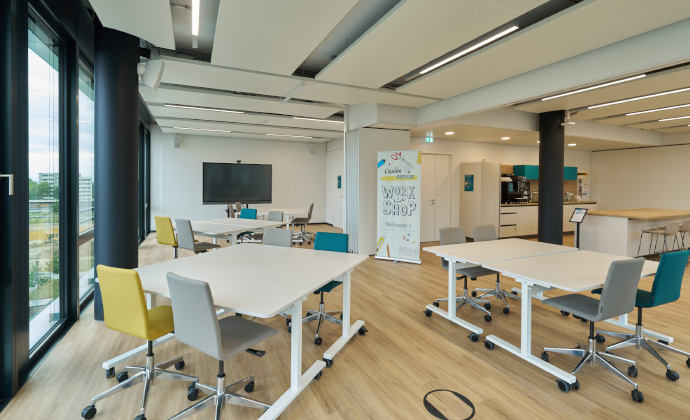Offener Workshopbereich mit flexiblen Möbeln