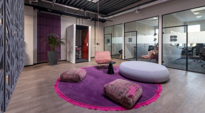 Offener Bürobereich mit bunten Sitzmöglichkeiten und Think Tank
