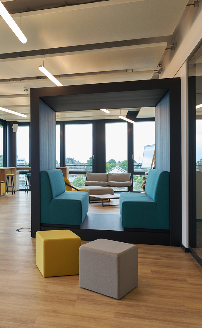 Activity Based Working Beratung von coneon Moderner Arbeitsplatz mit Loungeecke und Sitzhockern