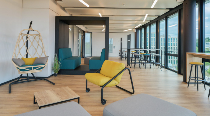 Offener Arbeitsbereich mit Loungemöbeln