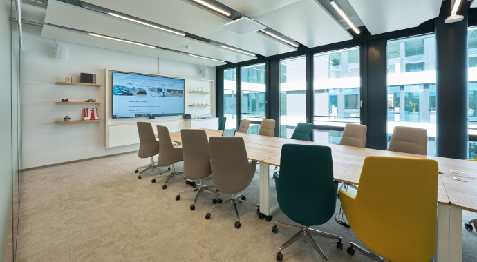 Großer Konferenzraum mit Fensterfront