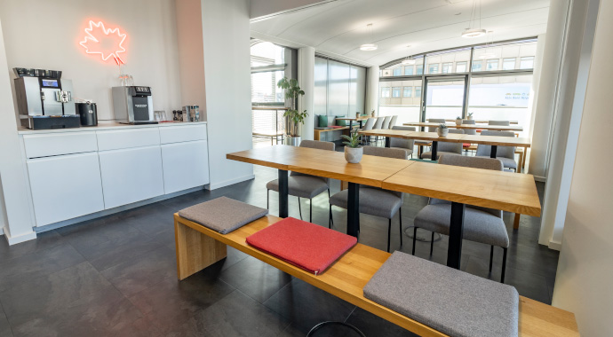 Heller Kantinenbereich mit Holzbänken