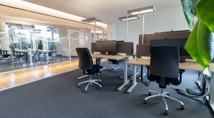 Offenes Gruppenbüro mit Glaswand