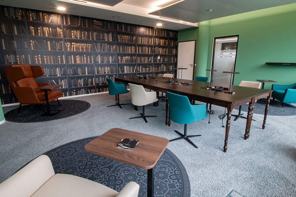 Heller Kantinenbereich mit Holzbänken